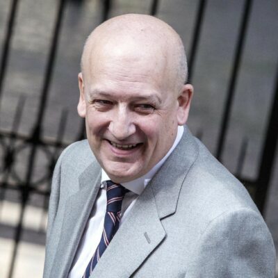 Copertina di Sandro Bondi: “Io, vero devoto di Silvio, poi siamo sprofondati. Ora ho paura di morire”