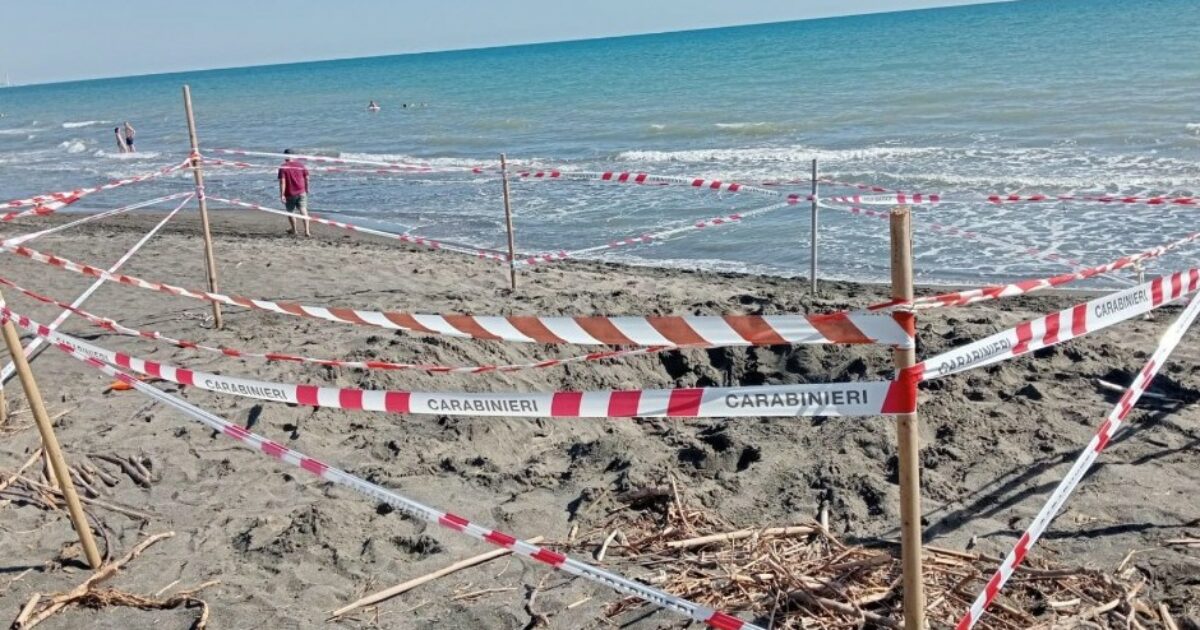 morto sepolto dalla sabbia a 17 anni indagato il padre per omicidio colposo