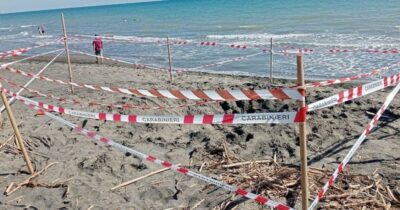 Copertina di Morto sepolto dalla sabbia a 17 anni, indagato il padre per omicidio colposo