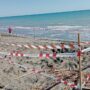 Copertina di Morto sepolto dalla sabbia a 17 anni, indagato il padre per omicidio colposo