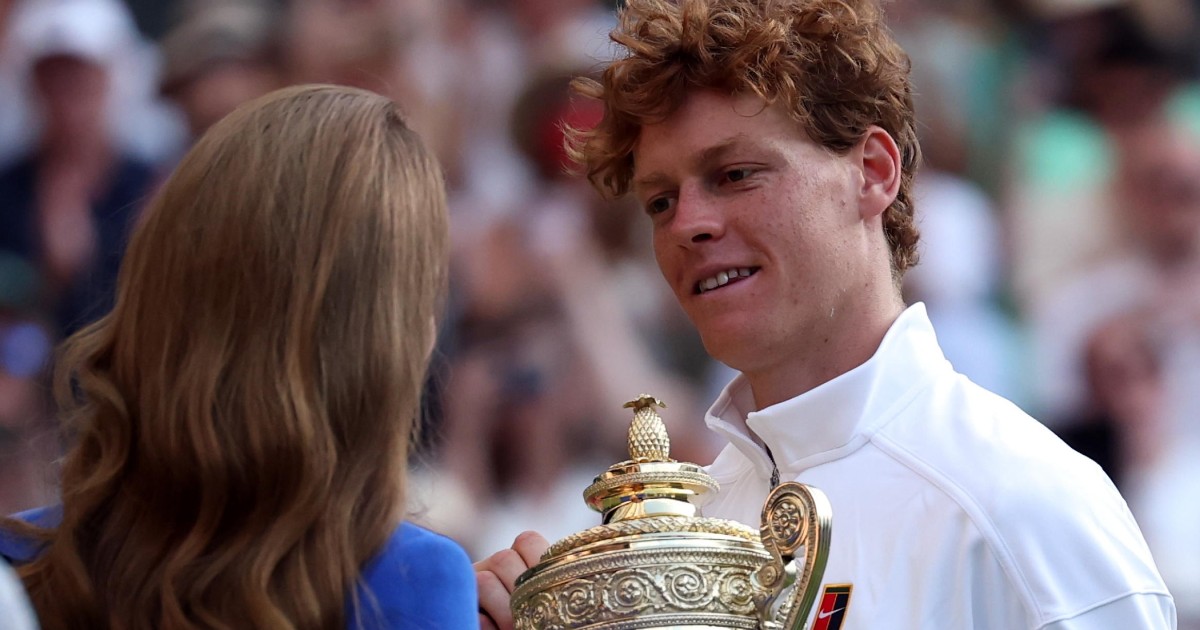 Wimbledon, Sinner consegna un regalo al principe George e alla principessa Charlotte – Video Wimbledon, Sinner consegna un regalo al principe George e alla principessa Charlotte – Video