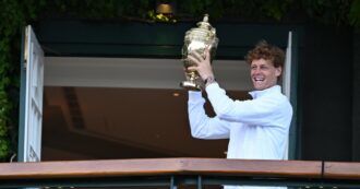 Copertina di Il tripudio della folla di Wimbledon per Sinner: il video sulla terrazza con il trofeo in mano