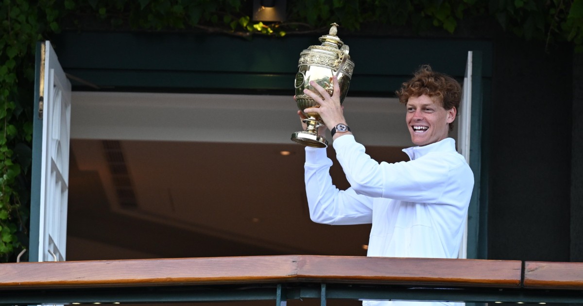 Il tripudio della folla di Wimbledon per Sinner: il video sulla terrazza con il trofeo in mano Il tripudio della folla di Wimbledon per Sinner: il video sulla terrazza con il trofeo in mano