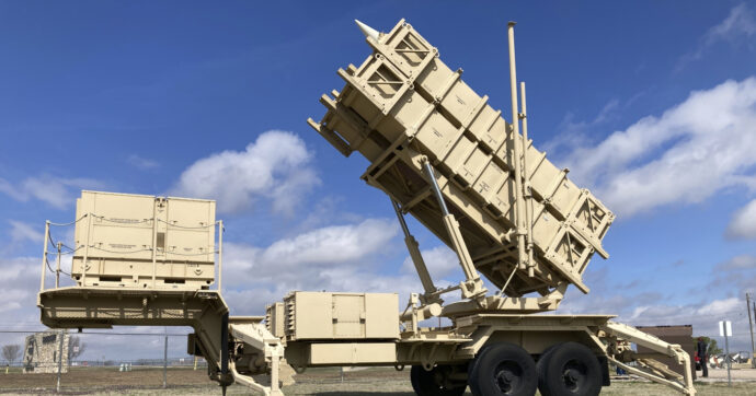 Un Patriot costa fino a 4 milioni, un lanciatore 10: la lista della spesa dei Paesi Ue per fornire le armi Usa all’Ucraina
