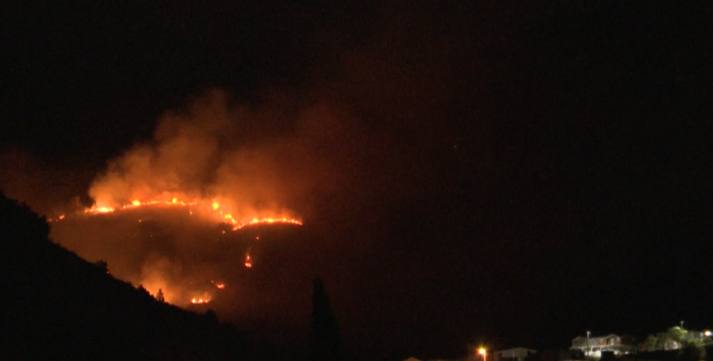 Incendi nella Bosnia meridionale, bruciano i boschi vicino a Mostar Incendi nella Bosnia meridionale, bruciano i boschi vicino a Mostar
