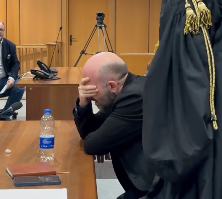 Minacce a Saviano, confermata condanna a Bidognetti: lo scrittore in lacrime dopo la sentenza Minacce a Saviano, confermata condanna a Bidognetti: lo scrittore in lacrime dopo la sentenza