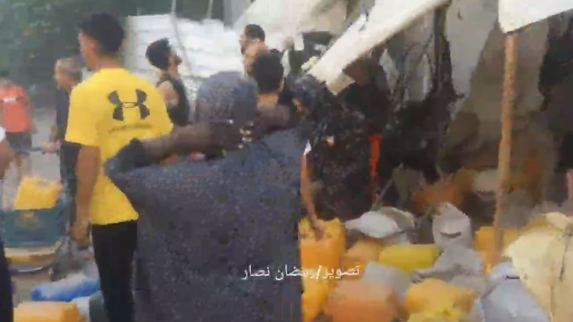 Gaza, le immagini girate subito dopo l’attacco israeliano sulla folla in attesa dell’acqua Gaza, le immagini girate subito dopo l’attacco israeliano sulla folla in attesa dell’acqua