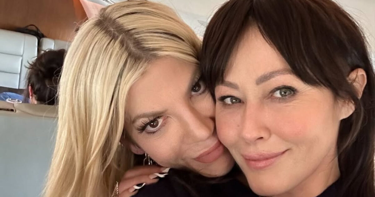 “È passato un anno. Il dolore è strano, si presenta in modi diversi ma non svanisce mai. Amica mia, ti vorrò sempre bene”: Tori Spelling ricorda Shannen Doherty