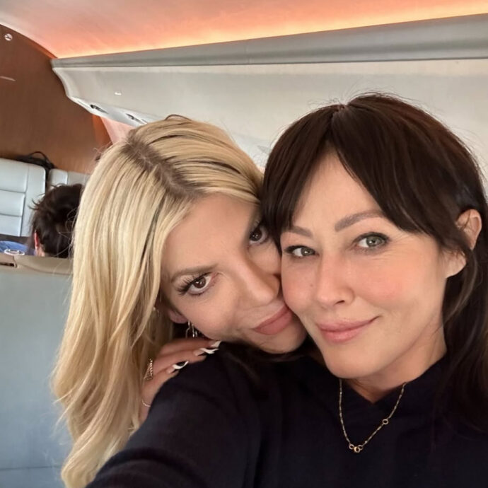 “È passato un anno. Il dolore è strano, si presenta in modi diversi ma non svanisce mai. Amica mia, ti vorrò sempre bene”: Tori Spelling ricorda Shannen Doherty