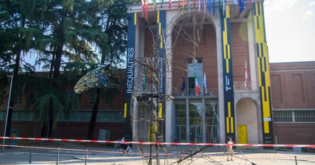Milano, incendiata la Balena davanti alla Triennale: preso il piromane Milano, incendiata la Balena davanti alla Triennale: preso il piromane