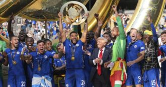 “Ma cosa sta facendo?”: Trump rimane sul palco durante la premiazione del Chelsea: l’imbarazzo di Infantino e dei calciatori – Video