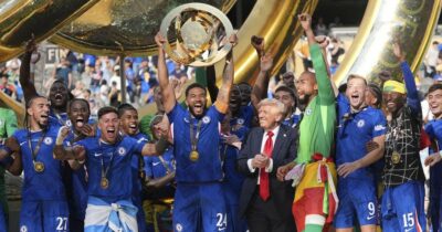 Copertina di “Ma cosa sta facendo?”: Trump rimane sul palco durante la premiazione del Chelsea: l’imbarazzo di Infantino e dei calciatori – Video