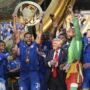 Copertina di “Ma cosa sta facendo?”: Trump rimane sul palco durante la premiazione del Chelsea: l’imbarazzo di Infantino e dei calciatori – Video