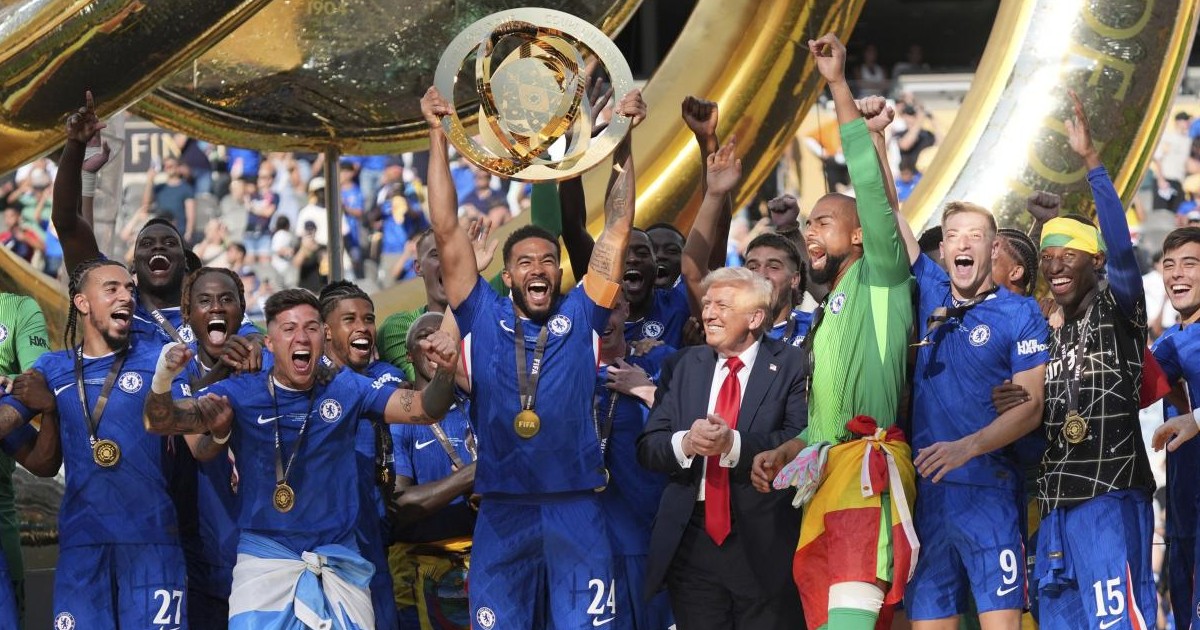 “Ma cosa sta facendo?”: Trump rimane sul palco durante la premiazione del Chelsea: l’imbarazzo di Infantino e dei calciatori – Video “Ma cosa sta facendo?”: Trump rimane sul palco durante la premiazione del Chelsea: l’imbarazzo di Infantino e dei calciatori – Video