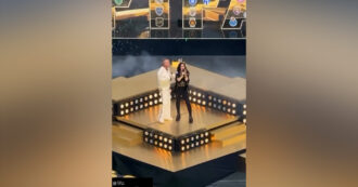 Copertina di Robbie Williams e Laura Pausini e lo show alla Coppa del Mondo per Club: cantano insieme la nuova Desire – Video