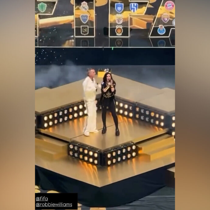 Robbie Williams e Laura Pausini e lo show alla Coppa del Mondo per Club: cantano insieme la nuova Desire – Video