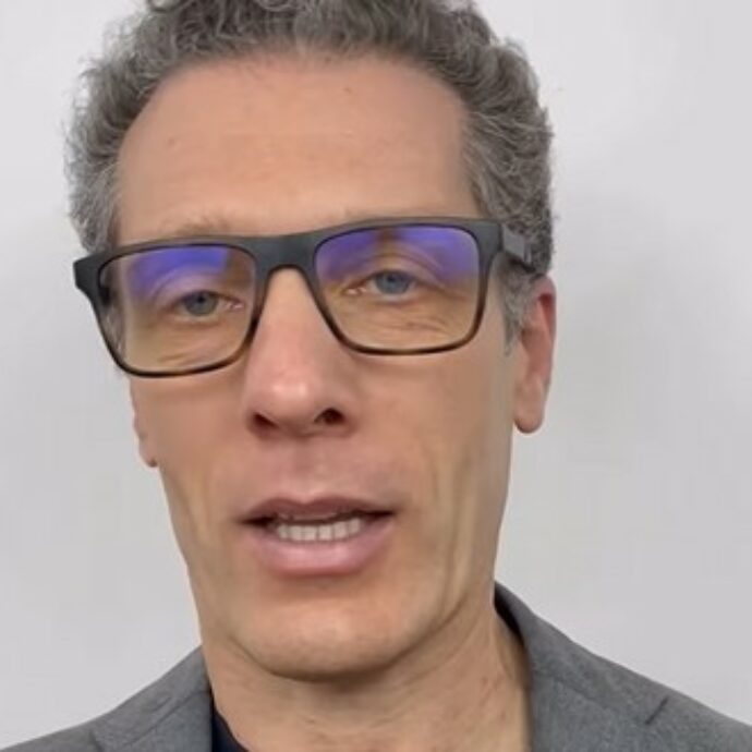 “La scuola promuove tutti, ma gli studenti sono stanchi di essere presi in giro”: parla il prof. Andrea Maggi