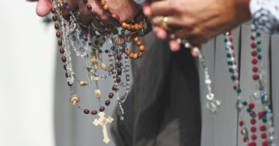 Copertina di Condannato per pedofilia, il parroco di Piazza Armerina ridotto allo stato laicale. Ma la vittima chiede un intervento del Vaticano sul silenzio della Diocesi
