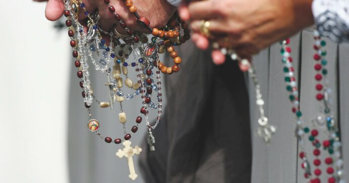 Condannato per pedofilia, il parroco di Piazza Armerina ridotto allo stato laicale. Ma la vittima chiede un intervento del Vaticano sul silenzio della Diocesi