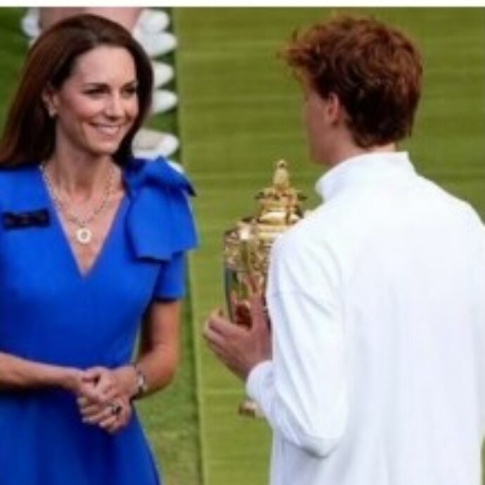 Kate Middleton sorridente (e quasi a disagio nel ricevere attenzione), incanta Wimbledon