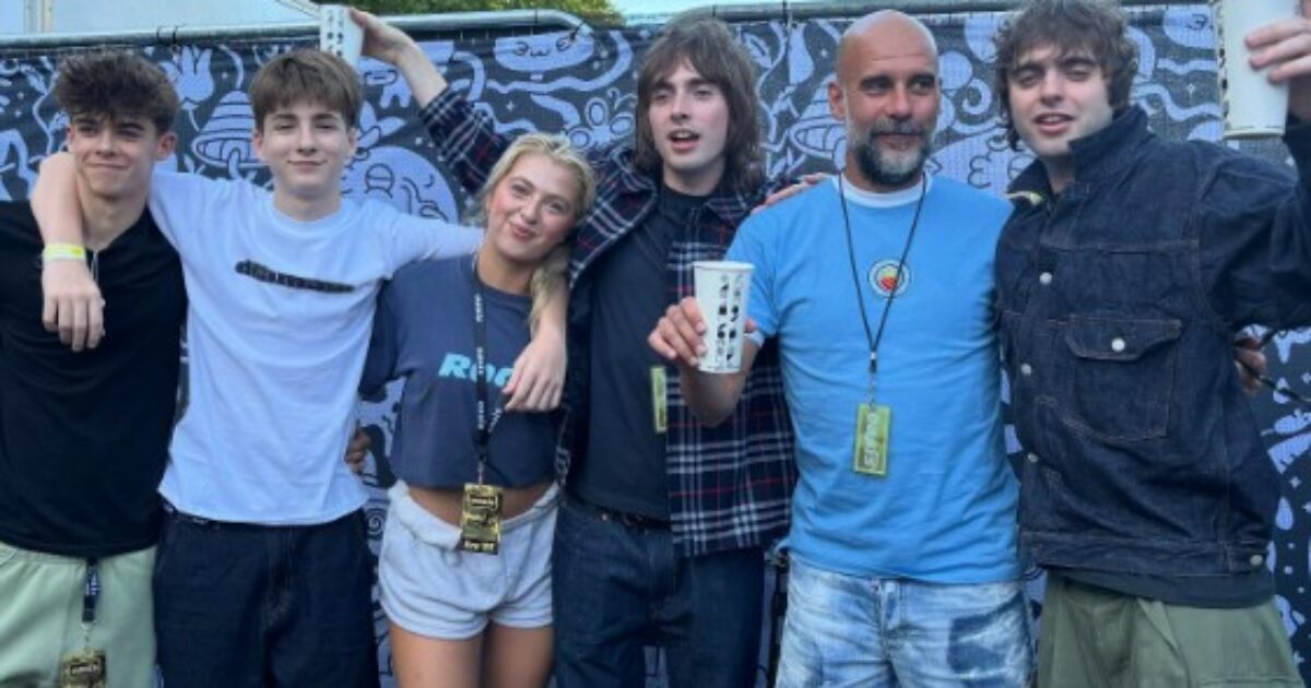“Lo scatto del secolo”: i figli di Liam e Noel Gallagher insieme a Pep Guardiola