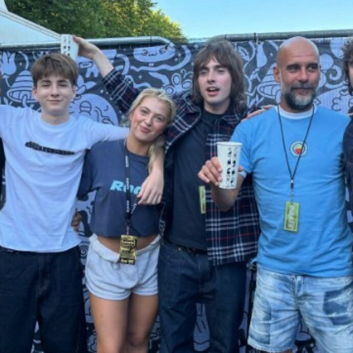 “Lo scatto del secolo”: i figli di Liam e Noel Gallagher insieme a Pep Guardiola