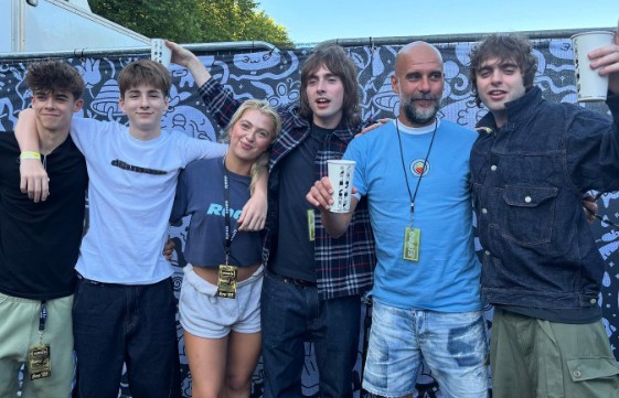 “Lo scatto del secolo”: i figli di Liam e Noel Gallagher insieme a Pep Guardiola “Lo scatto del secolo”: i figli di Liam e Noel Gallagher insieme a Pep Guardiola