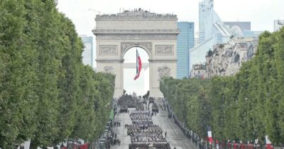 Copertina di A Parigi un 14 luglio all’insegna della potenza militare: sfilano 7mila soldati, aerei ed elicotteri