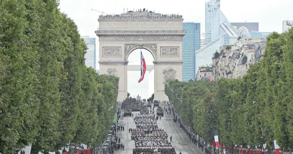 A Parigi un 14 luglio all’insegna della potenza militare: 7mila soldati, aerei ed elicotteri A Parigi un 14 luglio all’insegna della potenza militare: 7mila soldati, aerei ed elicotteri