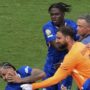 Copertina di “Non sanno perdere”, ma Luis Enrique ribatte: “Volevo dividerli”. Cosa è successo nella rissa finale dopo PSG-Chelsea