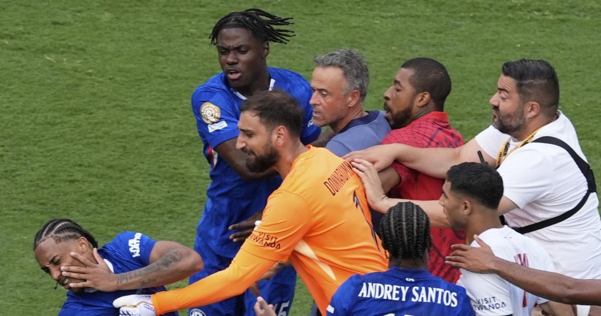“Non sanno perdere”, ma Luis Enrique ribatte: “Volevo dividerli”. Cosa è successo nella rissa finale dopo PSG Chelsea “Non sanno perdere”, ma Luis Enrique ribatte: “Volevo dividerli”. Cosa è successo nella rissa finale dopo PSG Chelsea