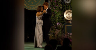 Copertina di Sinner e Świątek, il ballo dei campioni di Wimbledon alla cena finale – Video