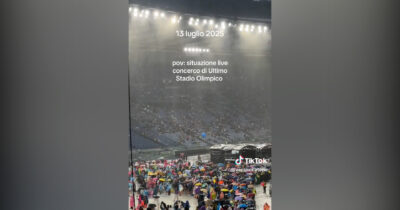 Copertina di Nubifragio a Roma, migliaia di fan di Ultimo sorpresi dalla pioggia torrenziale all’Olimpico – Video