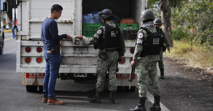 Copertina di L’oro verde è sporco di sangue: così i narcos controllano la produzione di avocado. Gli Usa reagiscono, l’Ue no