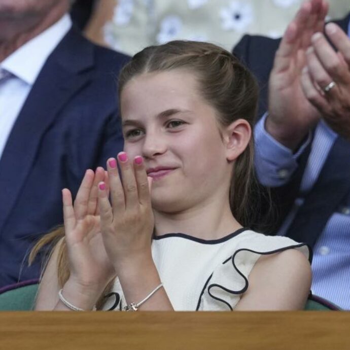 La principessina Charlotte a Wimbledon con lo smalto rosa: così rompe il protocollo e ruba la scena a mamma Kate Middleton
