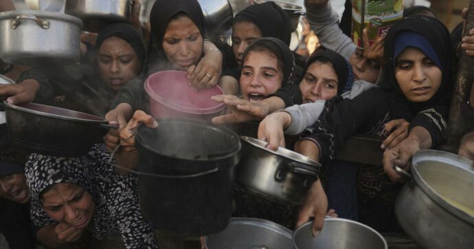 Idf: “Evacuare immediatamente Gaza City e Jabalia”. Bombe israeliane su campo profughi: vittime