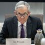 Copertina di Bessent: “Iniziato processo per scelta nuovo governatore Fed”. Powell e Trump verso la resa dei conti