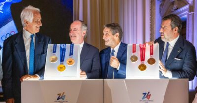 Copertina di Milano Cortina 2026, debutto delle medaglie. I politici si complimentano con se stessi, Salvini tifa pace olimpica: “Bello un podio con russi e ucraini”