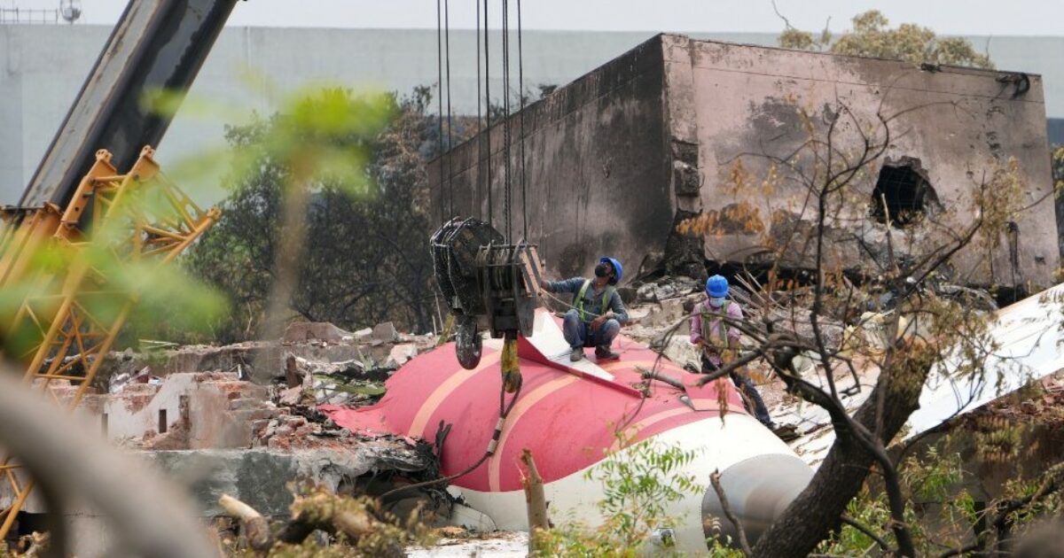 “Perché hai spento i motori?”, “Non l’ho fatto”: la disperata conversazione tra i piloti di Air India prima dello schianto “Perché hai spento i motori?”, “Non l’ho fatto”: la disperata conversazione tra i piloti di Air India prima dello schianto