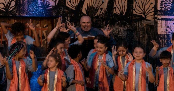 Venti bambini fanno il dio Krishna e ci ammaestrano sulla saggezza umana