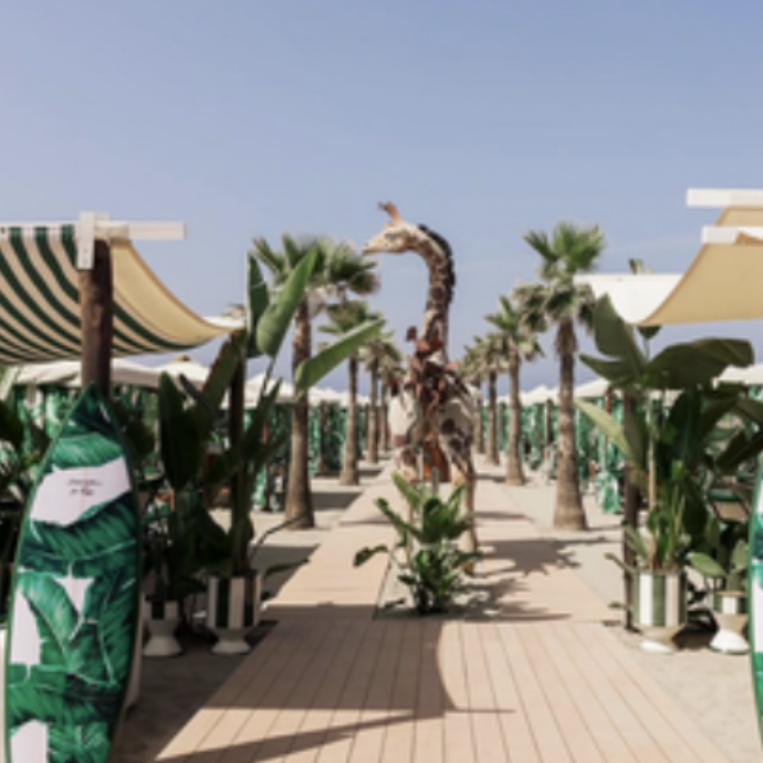 Al nuovo Twiga il proprietario Leonardo Maria Del Vecchio offre 60 bottiglie di Dom Perignon, con lui c’è l’amico Fedez. I prezzi? 400 euro al giorno (1000 per la pagoda imperiale)