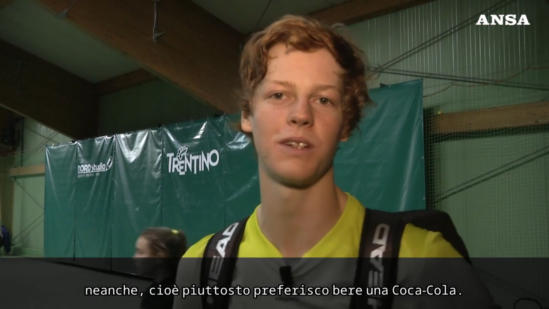 L’intervista a Sinner a 17 anni: “Vita da discoteca? Non fa per me, preferisco bere una Coca Cola” – Video L’intervista a Sinner a 17 anni: “Vita da discoteca? Non fa per me, preferisco bere una Coca Cola” – Video