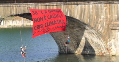 Copertina di “38 gradi a giugno non è caldo, è crisi climatica”: attivisti si calano dal ponte Vittorio Emanuele di Torino – Video