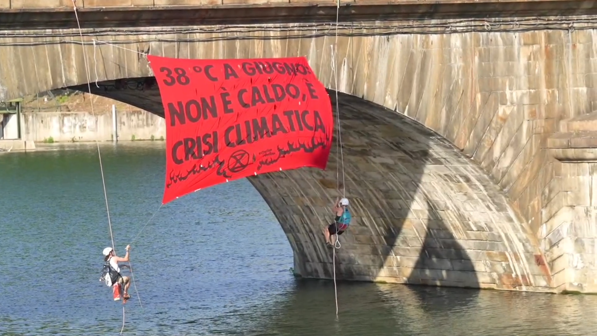 “38 gradi a giugno non è caldo, è crisi climatica”: attivisti si calano dal ponte Vittorio Emanuele di Torino – Video “38 gradi a giugno non è caldo, è crisi climatica”: attivisti si calano dal ponte Vittorio Emanuele di Torino – Video