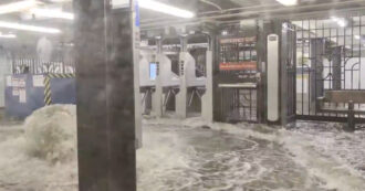 Copertina di New York colpita da piogge torrenziali, la metro finisce sott’acqua: le immagini