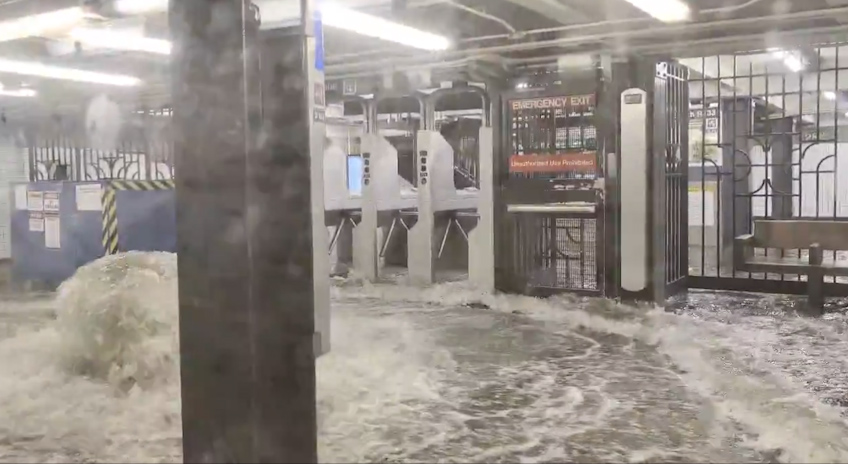 New York colpita da piogge torrenziali, la metro finisce sott’acqua: le immagini New York colpita da piogge torrenziali, la metro finisce sott’acqua: le immagini