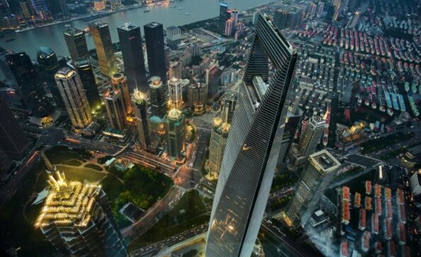 Economia cinese cresce del 5,2% nel terzo trimestre ma le prospettive preoccupano
