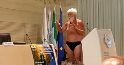 Copertina di “Siamo rimasti in mutande. Siamo stanchi”: agricoltore marchigiano si spoglia per protesta a un convegno sulla Pac