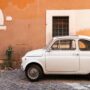 Copertina di L’auto in Italia? Sempre più vecchia. 10,7 milioni di automobilisti ne guidano una con più di 15 anni