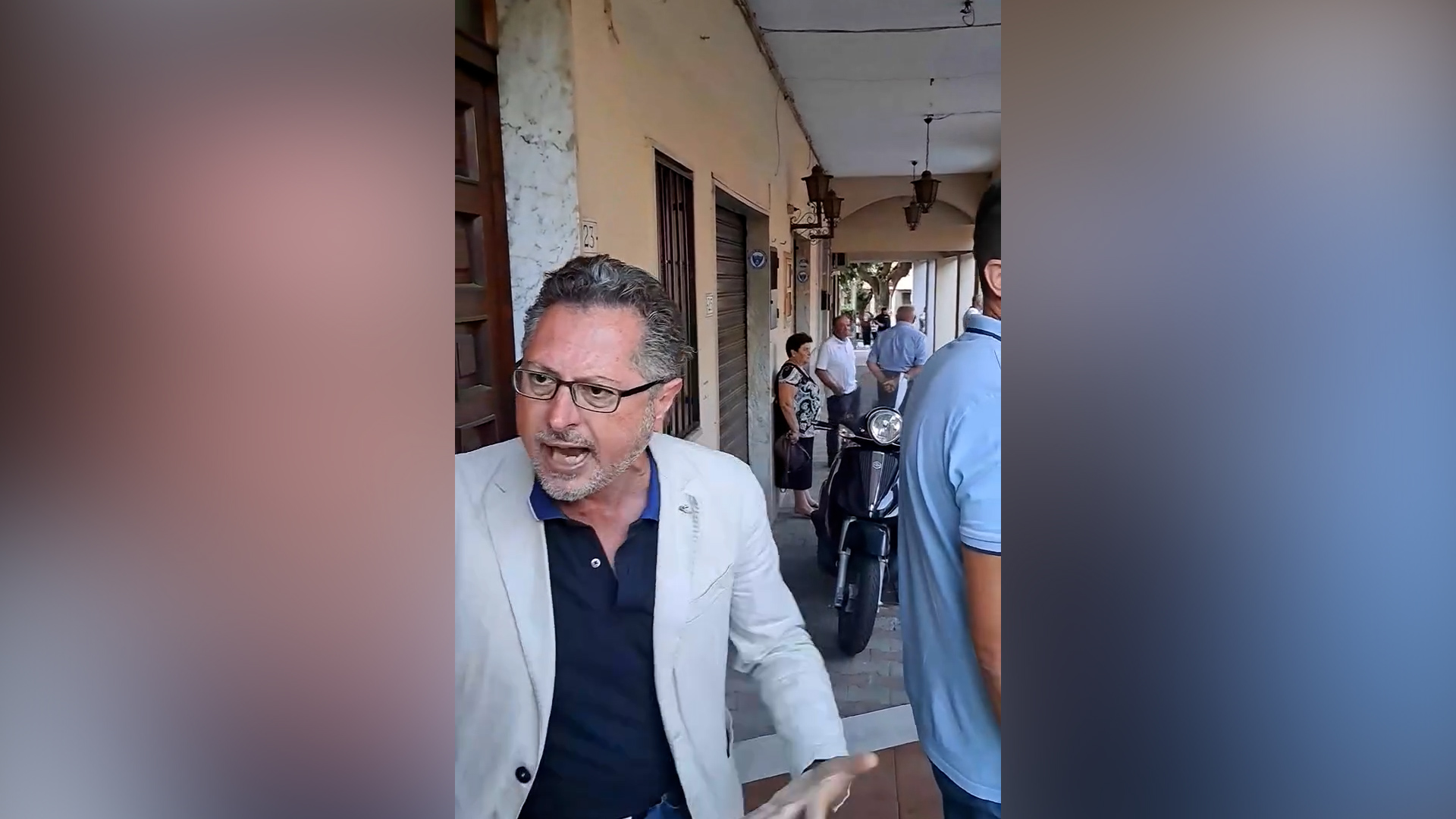 Borrelli fa spostare le auto da strisce pedonali e posti per disabili nell’Avellinese: “Aggredito e colpito ripetutamente” Borrelli fa spostare le auto da strisce pedonali e posti per disabili nell’Avellinese: “Aggredito e colpito ripetutamente”